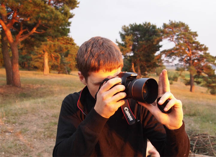 Вася Костюкевич фотографирует в экспедиции 2011г на фотомарафоне на берегу Чудского озера