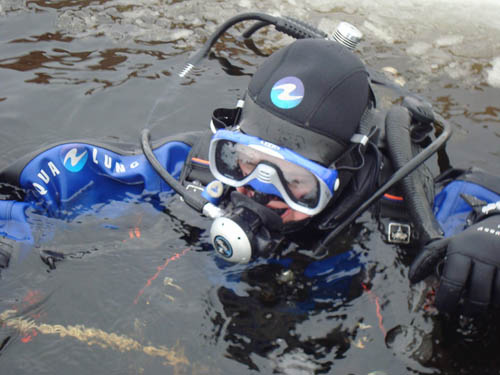 Погружение под воду одной из участниц проекта Лизы Дворщенко